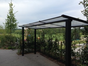 fietsenstalling in gelakt ijzer (cfr. buitenschrijnwerk) met carbonaatplaten